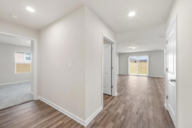 Building Photo - 511 Whispering Creek Ave