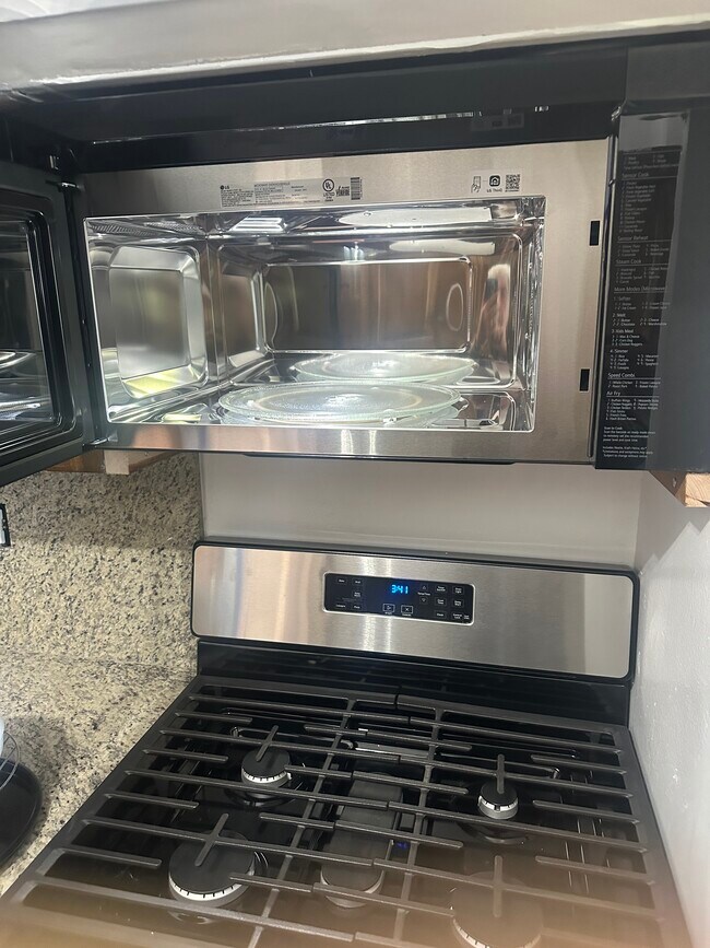 Stunningly, beautiful microwave, stainless steel oven - 367 Beloit Ave