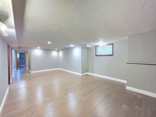 Building Photo - $3,250- 5 Bed / 3 Bath Beautiful Home in Upper South Hill