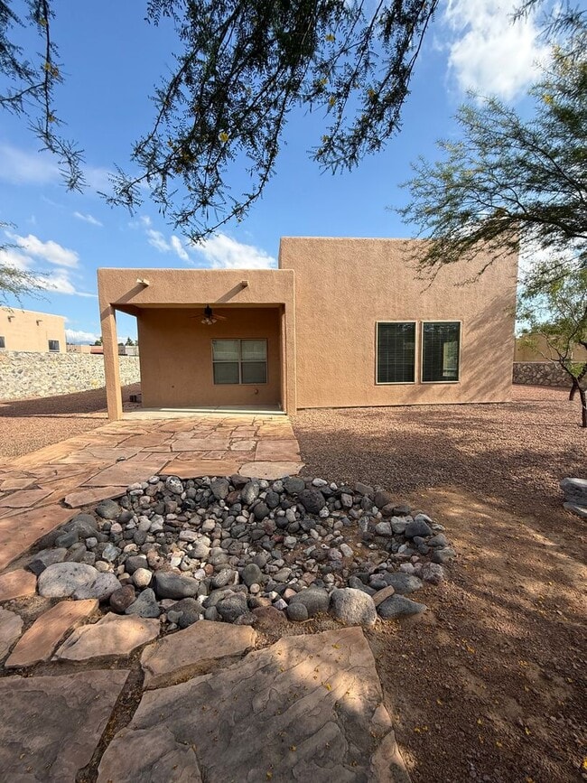 Building Photo - Beautiful 3 Bedroom Home! Available Now!