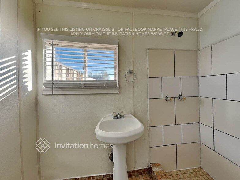 Building Photo - 11511 E Broadway Rd