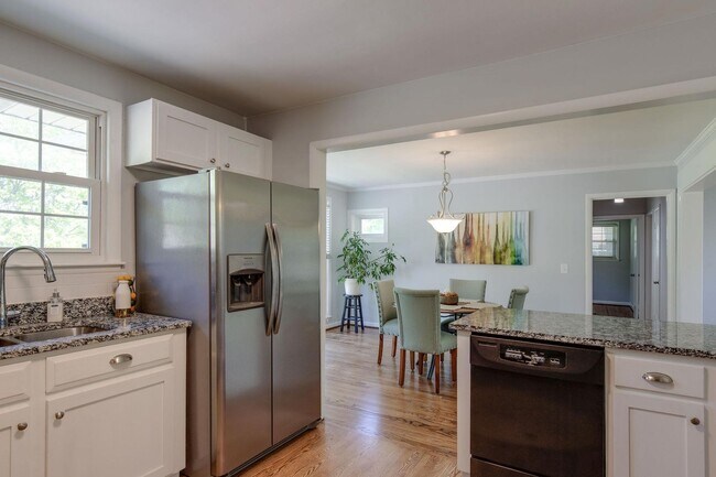 Building Photo - $2500/mo A newly remodeled 3 bedroom 2.5 B...