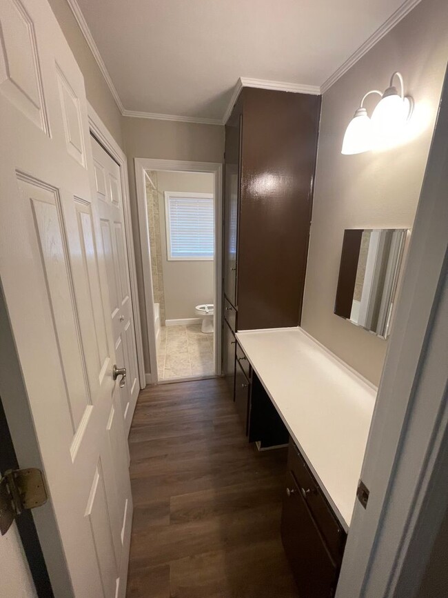 Building Photo - Waterfront Home!