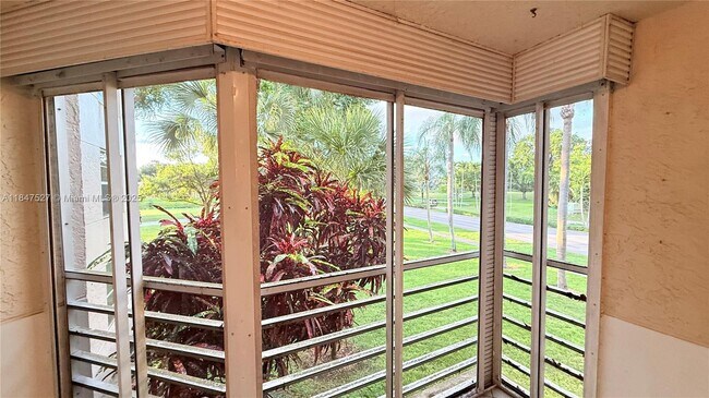 Building Photo - 1811 Sabal Palm Dr