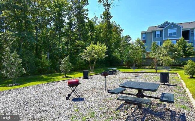 Building Photo - Modern Three-Level Townhome in the Heart o...