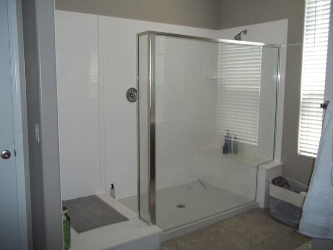 Building Photo - Stunning Fully furnished home 3 bed 2.5 baths 2056 sq ft w/heated pool!!! Must see will rent fast!