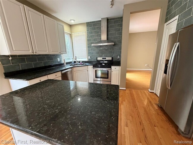 Building Photo - 35285 Pennington Dr