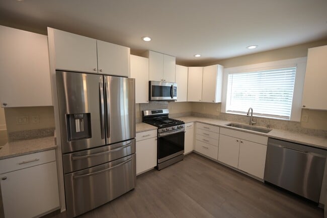 Building Photo - New 3 bed 2 bath home in Carlsborg