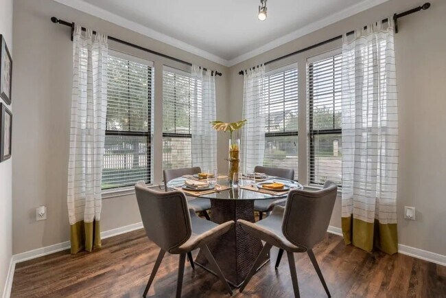 Building Photo - Elevated Comfort with Move-In Savings!
