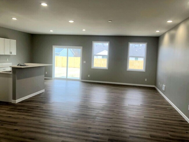 Building Photo - 4153 Fallen Oak Dr