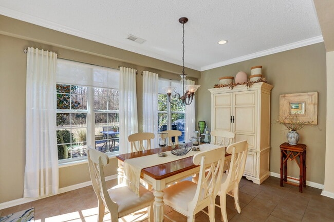 Building Photo - Charming 2-Bedroom, Plus Den Home with 2 F...
