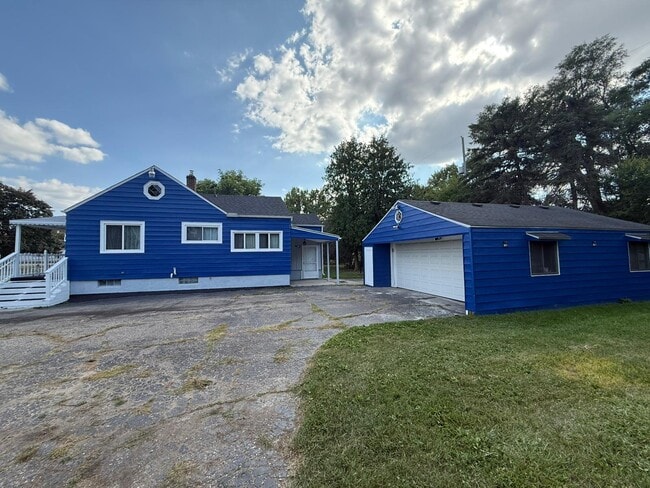 Building Photo - 2311 N Averill Ave