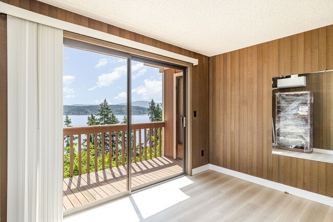 Building Photo - Stunning Lake Sammamish View | 5 Bed, 3 Ba...
