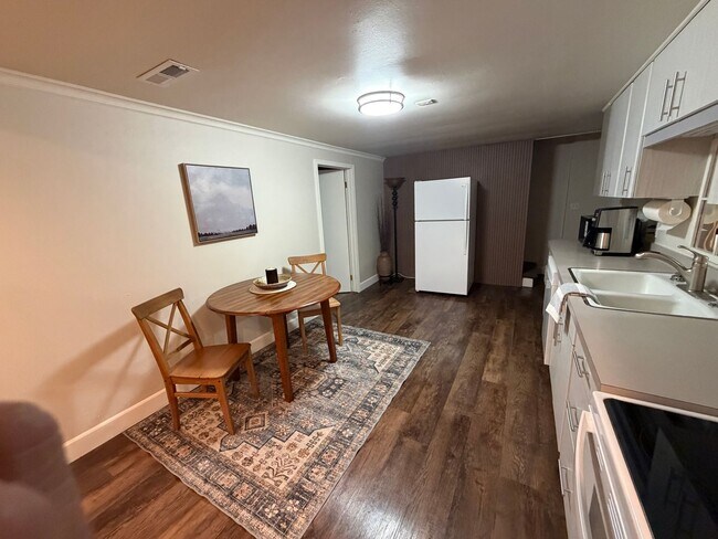 Building Photo - Newly remodeled and furnished 1 bedroom
