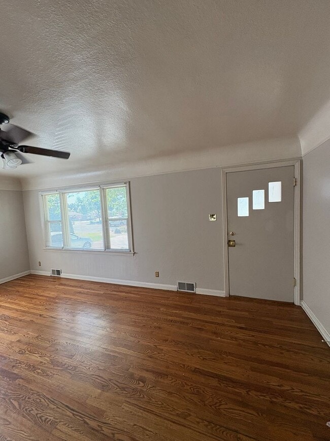 Building Photo - 3 Bed 2 Bath Cottage in Greeley