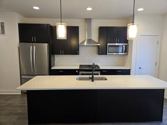 Building Photo - 1876 McQuat Pl