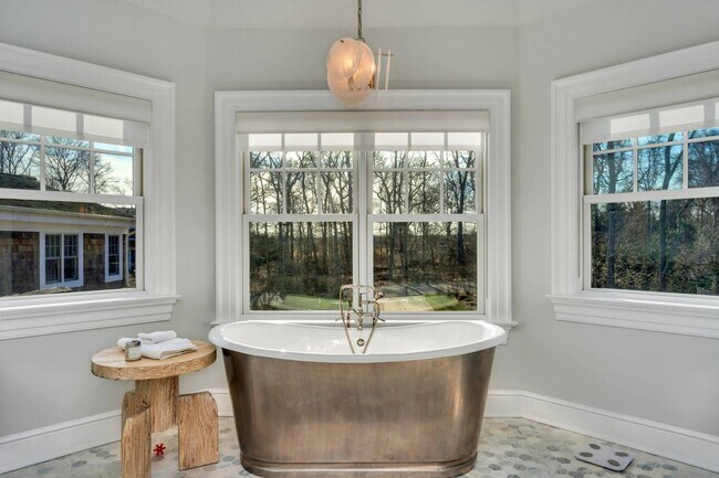 Building Photo - 21 Barn Ln