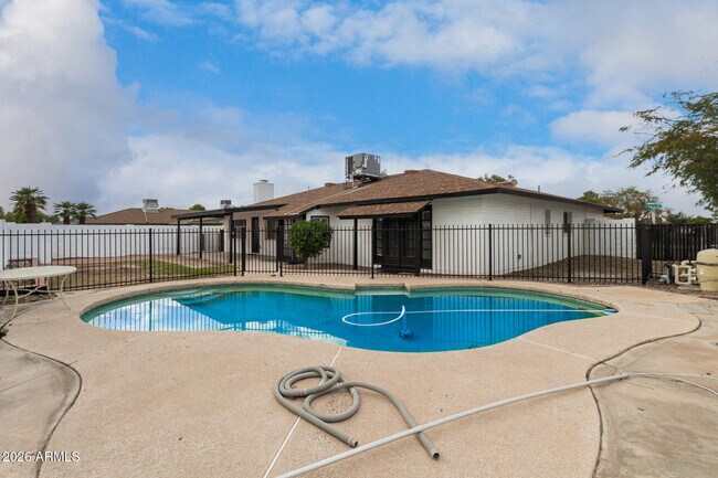 Building Photo - 1835 E Yale Dr