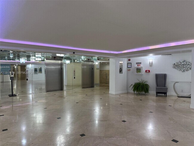 Building Photo - 800 Parkview Dr