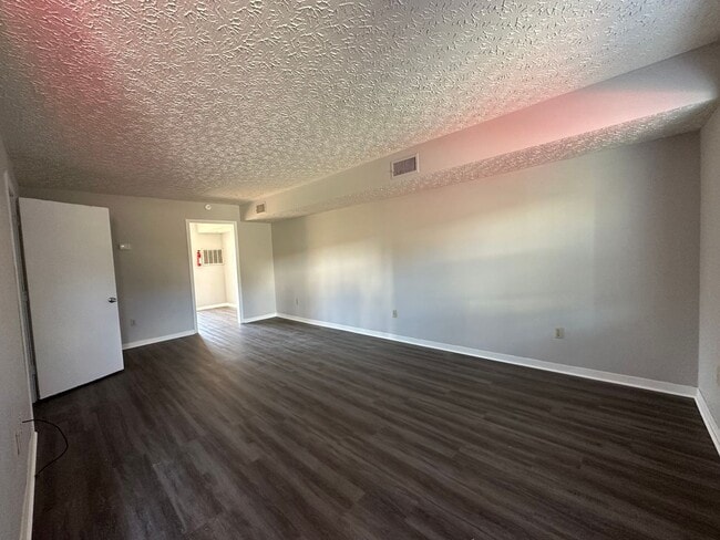 Building Photo - 2 Bedrooms 1.5 baths Townhouse, Kingsport TN