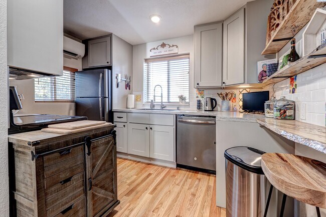 Building Photo - Large Shop w/Oversized Roll Up Doors and P...