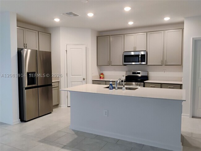 Building Photo - 890 Timberland Dr