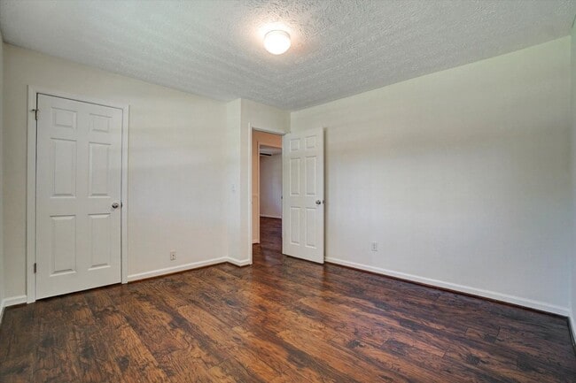 Building Photo - 606 Evergreen Dr