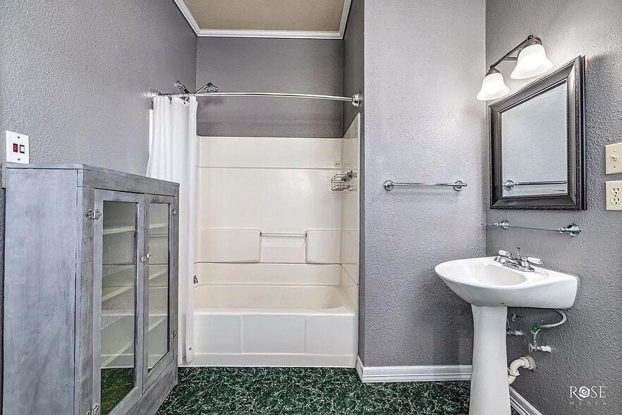 Building Photo - 2 N Adams St