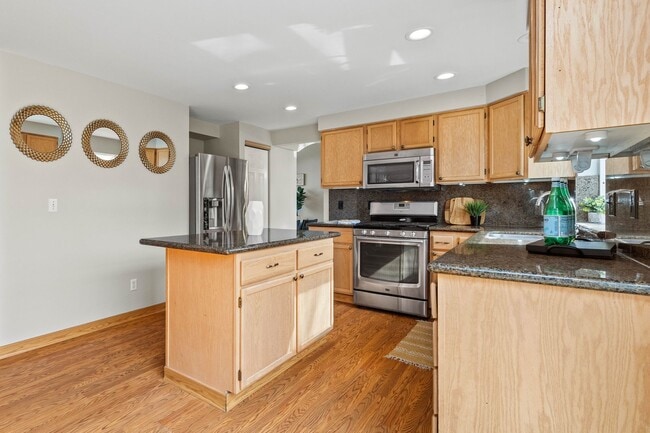 Building Photo - Immaculate 3 bed with lg fenced yard