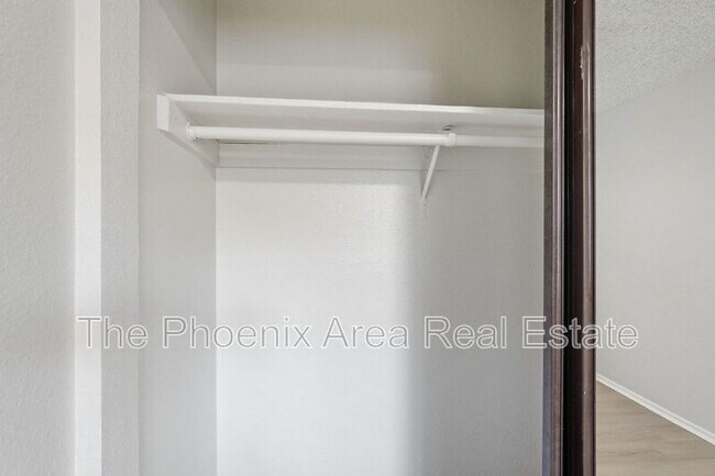 Building Photo - 286 W Palomino Dr