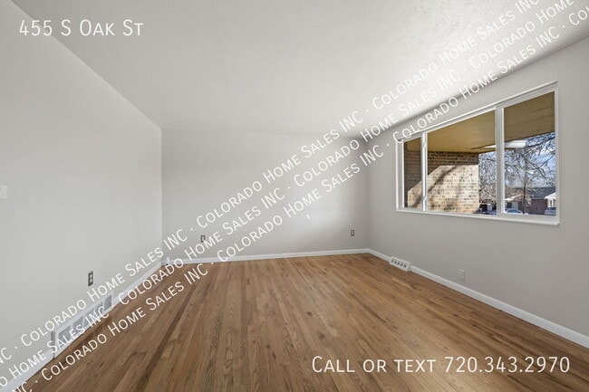 Building Photo - 455 S Oak St