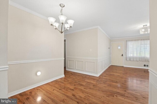 Building Photo - 229 Cabbel Dr