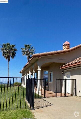 Building Photo - 22411 Lakeview Heights