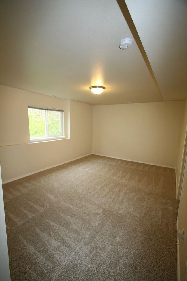 Building Photo - 4 Bedroom Eagle River Home!