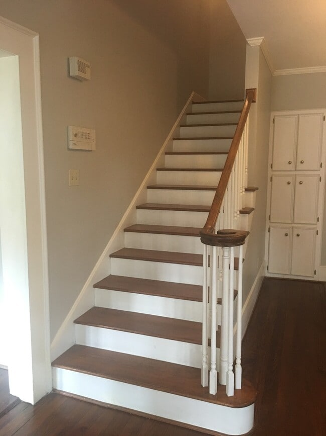 Building Photo - Charming and spacious 3 bedroom cottage in downtown Conway!