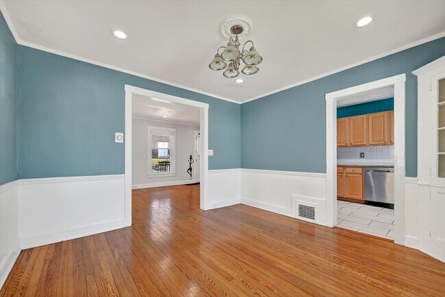 Building Photo - OPEN HOUSE on Sunday Feb 15th from 12 - 2 PM  Turn-key Ready 3 BR 1 BA in Newburgh, NY -$2700