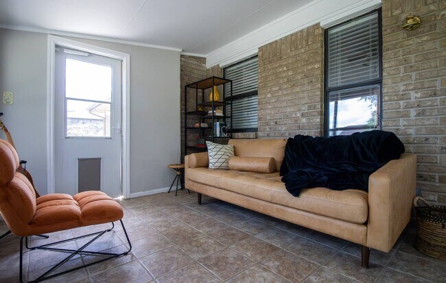 Building Photo - 1609 Ronstan Dr