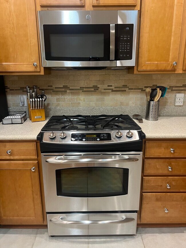 Building Photo - Lovely Furnished Home in The Haven