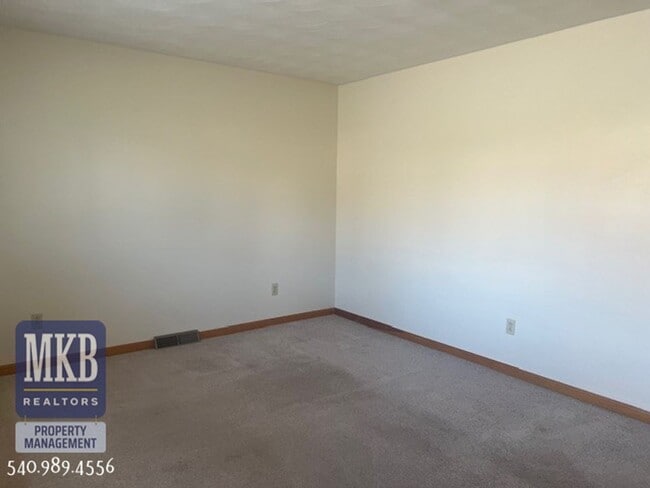 Building Photo - Garden City- 1 Bedroom duplex