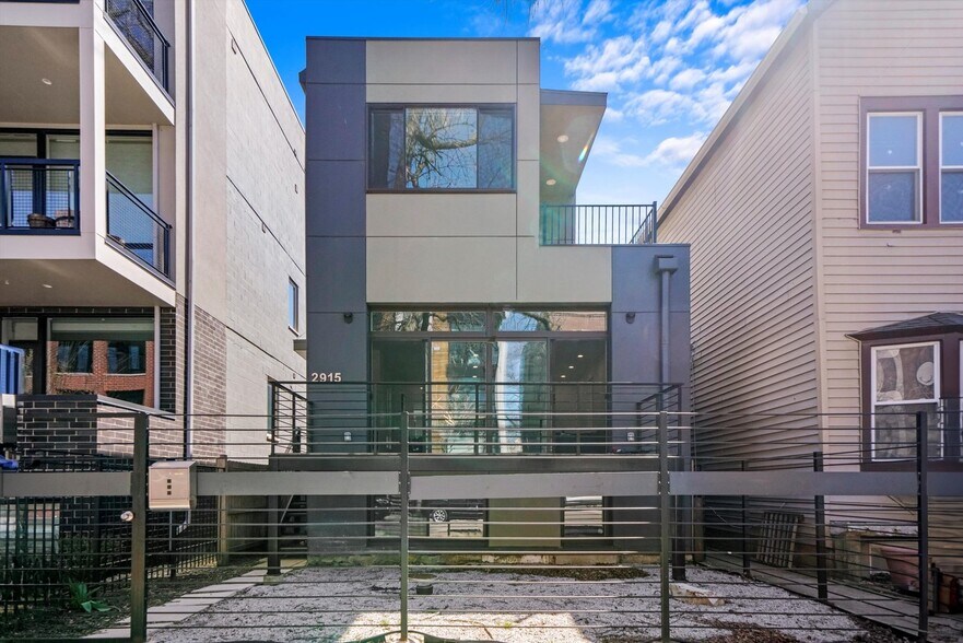 Building Photo - 2915 W Lyndale St