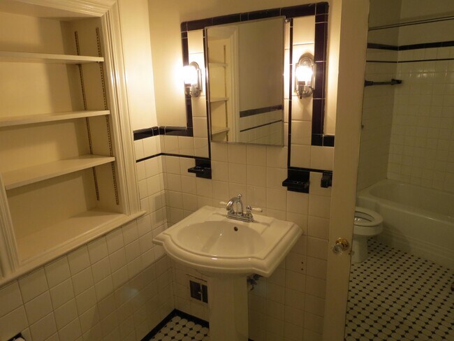 Building Photo - 9405 Locust Hill Rd