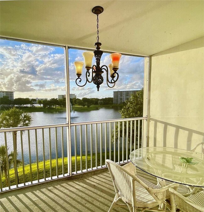 Building Photo - 2801 N Palm Aire Dr