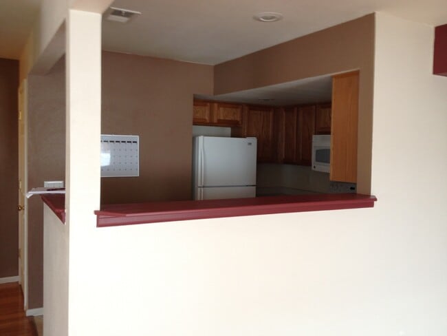 Building Photo - 3 BEDROOM, 2.5 BATH TOWNHOUSE WITH 2 CAR ATTACHED GARAGE