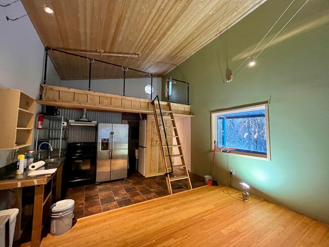 Building Photo - Cute cabin in the woods for rent