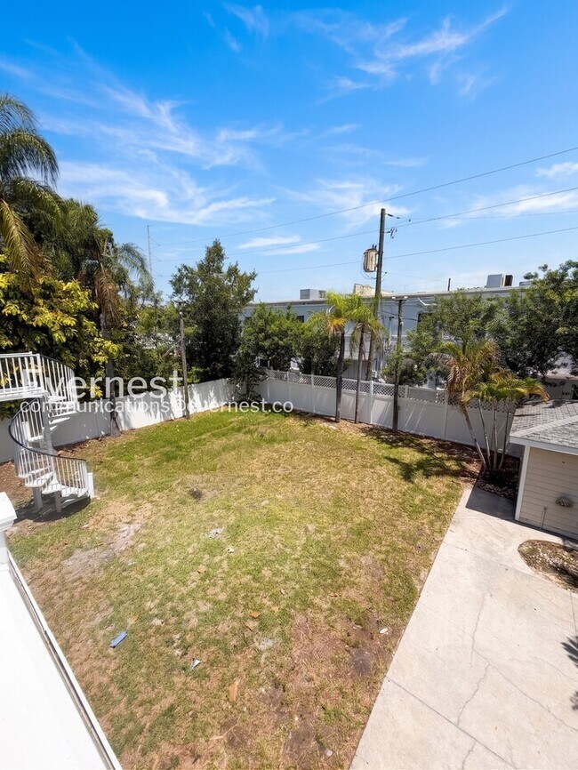 Building Photo - 4 Bed/2.5 Bath Home with Detached Garage / Available Now!
