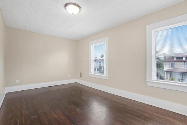 Building Photo - 172 S Richardson Ave