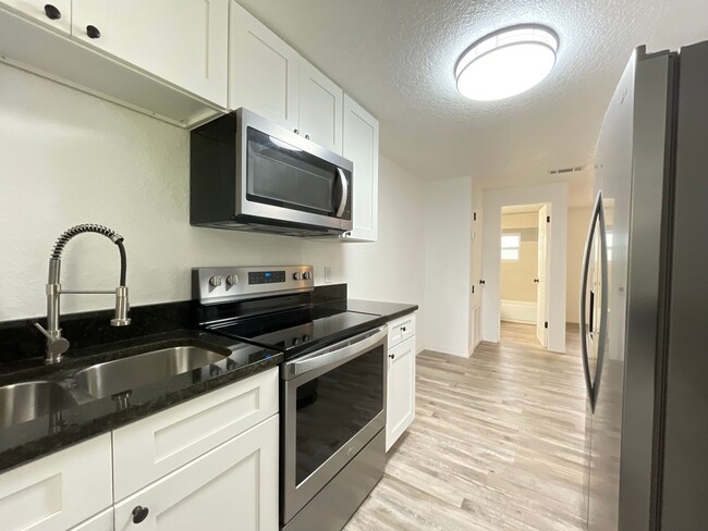 Building Photo - Beautifully Renovated 2/1 Duplex in Lake H...
