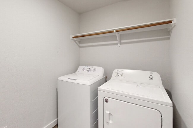 Building Photo - 3 Bedroom, 2 Bath in Midtown Subdivision C...