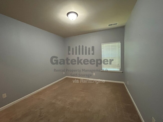 Building Photo - 124 Village Pl