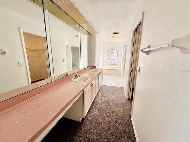 Building Photo - 3237 Fairfield Dr